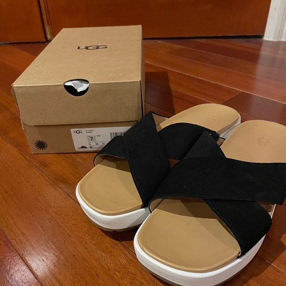 UGG womens Emily Sandal!! Like New - Picture 4 of 8